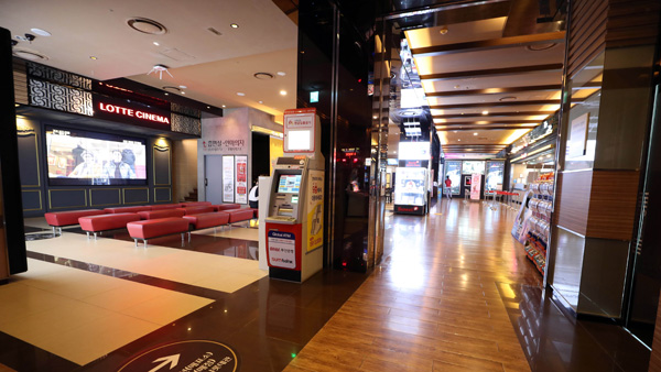 코로나19 공포 확산…영화관객 반토막·고속도로 통행량 감소