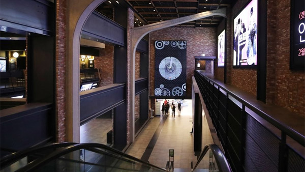 영진위 "코로나19 여파로 영화산업 매출 70% 급감, 2만명 고용불안 가능성"