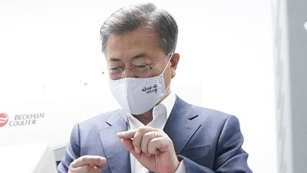 문 대통령, "바이러스 연구체계 통합" 질본에 지시
