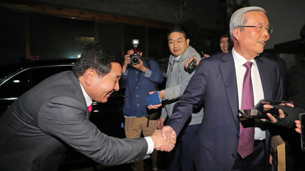 심재철 통합당 원내대표의 굴욕(?)…"사진왜곡 유감"