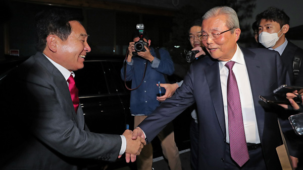 심재철 통합당 원내대표의 굴욕(?)…"사진왜곡 유감"