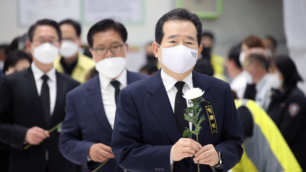 정 총리, 이천 화재 희생자 조문…"제대로 철저하게 진상규명"