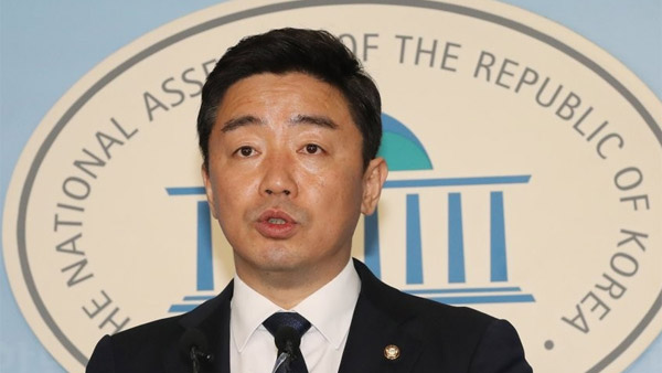 민주 "한반도 평화 힘쓸 것" VS 통합 "북한 저자세 굴욕적"