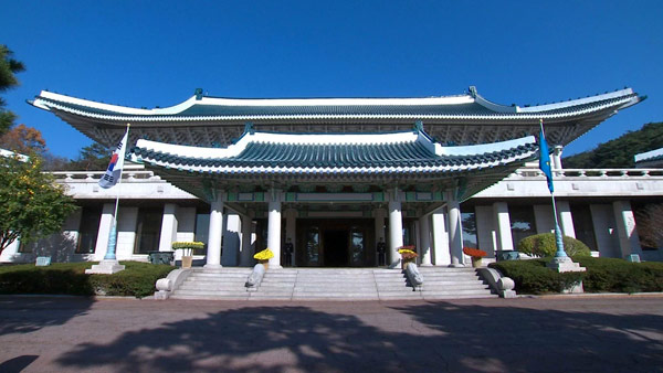 靑 "문 대통령, 국회 개원 지체해 연설문 8번이나 개작"
