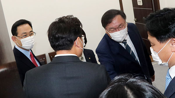 민주, 원내대표 회동서 '라임·옵티 특검' 제안 거부