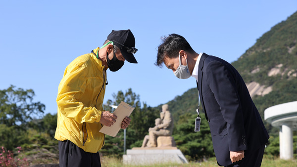 피격 공무원 아들, 문 대통령에 답장 "약속 믿어"