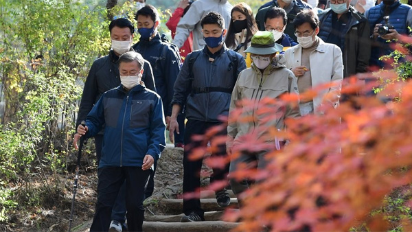문 대통령, 내일 개방 예정인 북악산 북측면 둘레길 점검