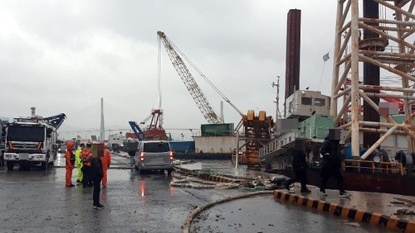 부산에 몰아친 태풍급 강풍…바지선 5척 침수침몰