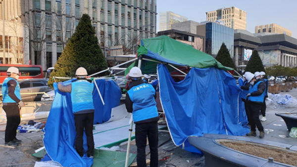 서울시, 광화문 광장 '전두환 심판' 천막 철거