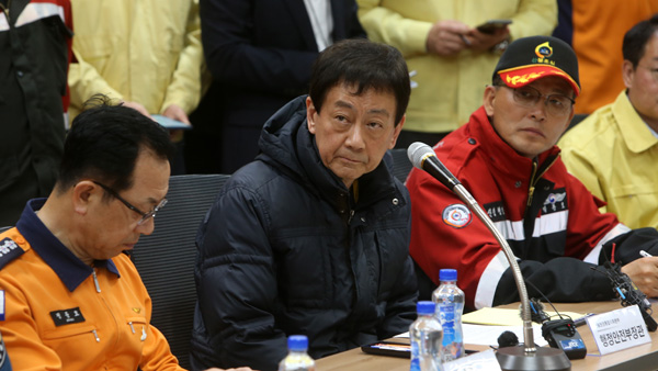 진영 행안장관 "고성 산불 진화에 가용자원 총동원" 긴급지시