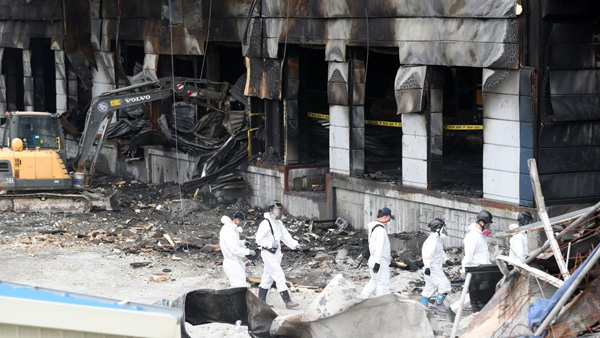 '이천 화재' 공사관계자 2명 추가 출금 조치…총 17명