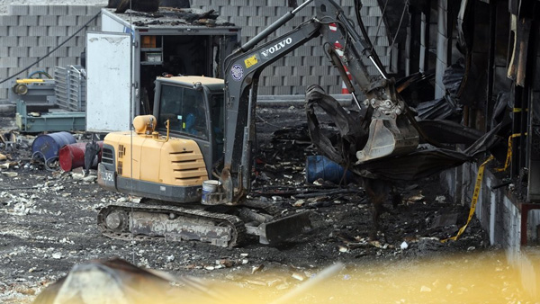 이천 화재 현장 수색…경찰, 유해 일부와 휴대폰 수거