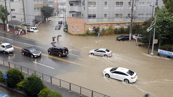 일주일 넘게 이어진 폭우에 사망 21명·실종 11명…이재민 3천명
