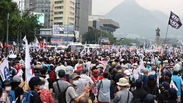 경찰 "광복절 집회 관련 30명 입건…전광훈 목사 조사는 보건당국과 협의"