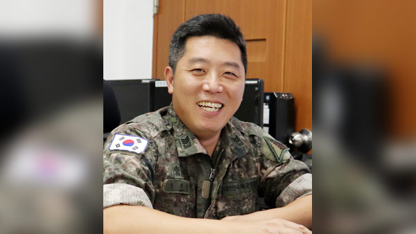 육군 부사관, 정신 잃은 아파트 경비원 응급처치