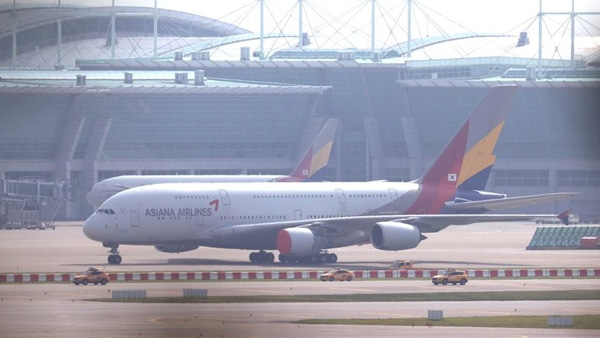 아시아나 결항으로 12시간 늦어…"승객에 40만원씩 배상"