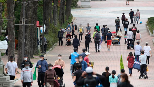 내일부터 거리두기 1단계…고위험시설 인원 제한 하에 영업재개