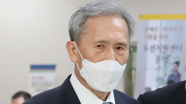 '군 댓글공작 관여' 김관진 2심서 징역 2년4개월