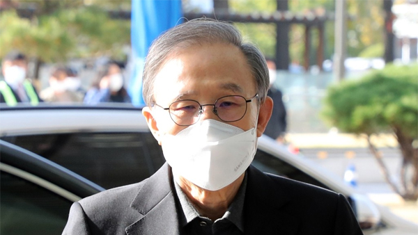 이명박, 내일 동부구치소로…1년간 수감됐던 독거실 쓸듯