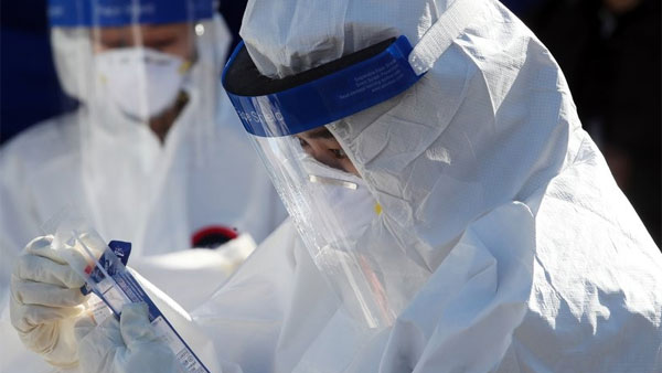 코로나19 확산 속 어제 사망 13명…유행 이래 가장 큰 규모