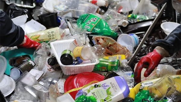 환경부 "플라스틱 폐기물 2025년까지 20% 감축"