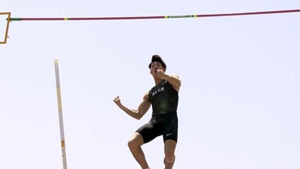 남자 장대높이뛰기 진민섭, 한국신기록으로 도쿄행