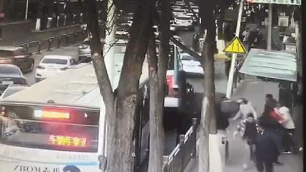 중국 칭하이성에서 버스정류장 앞 도로 꺼져 20여 명 사상·실종