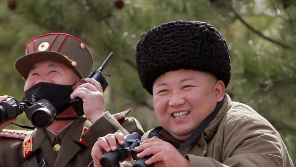 김정은, 포병부대 대항경기 지도…"주체적 포병무력 강화"