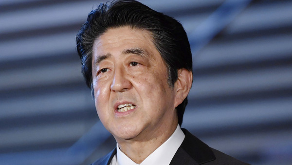 아베 일본 총리 "코로나 긴급사태, 1개월 연장 검토 지시"