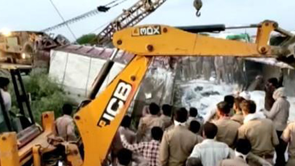 귀향길 인도 이주노동자 또 참변…트럭 충돌로 25명 사망