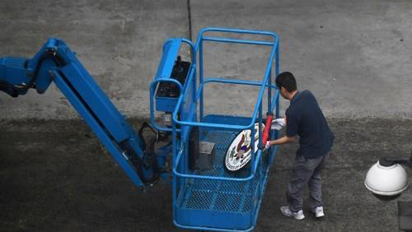 중국 청두 미 영사관, 휘장 떼고 짐 싸기 시작