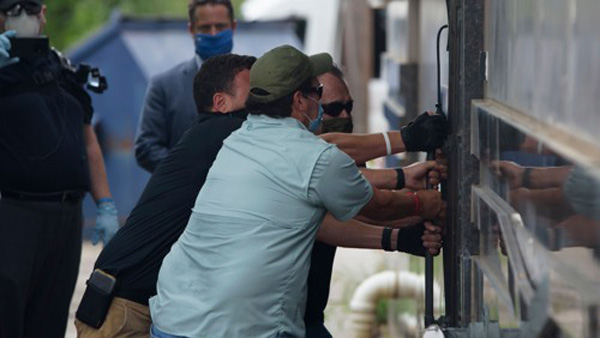 미, 중국 영사관 문 따고 진입…중 "필요한 대응할 것"