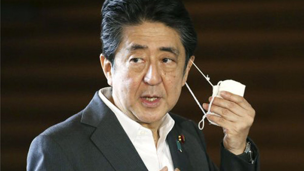 일본, 벌레 등 이물질 논란에도 천 마스크 8천만 장 또 배포