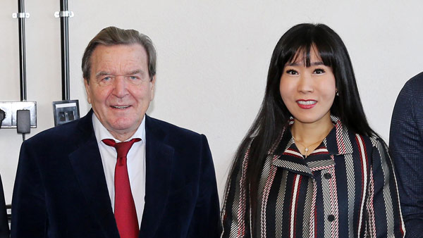 슈뢰더 전 독일총리 부부 "소녀상 철거 반대"