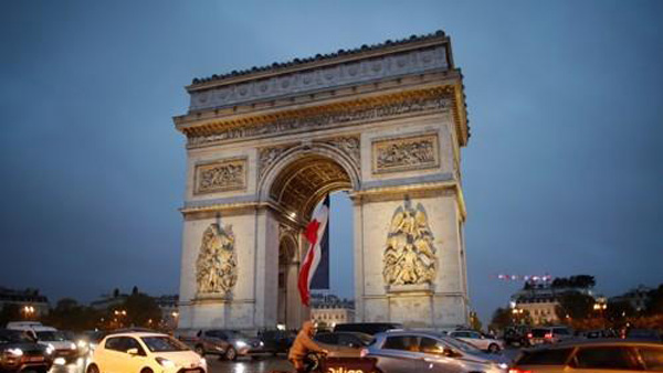 어수선한 파리…개선문에선 수상한 상자, 에펠탑에선 탄약 발견