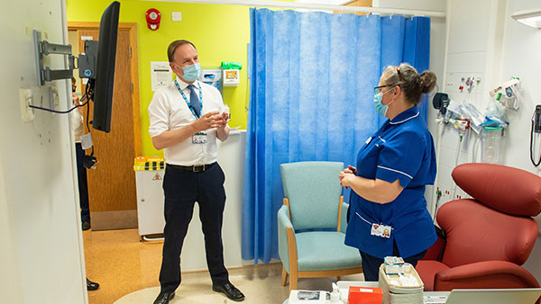 코로나19 퇴치전 본격 시작됐다…영국, 대규모 백신 접종 개시