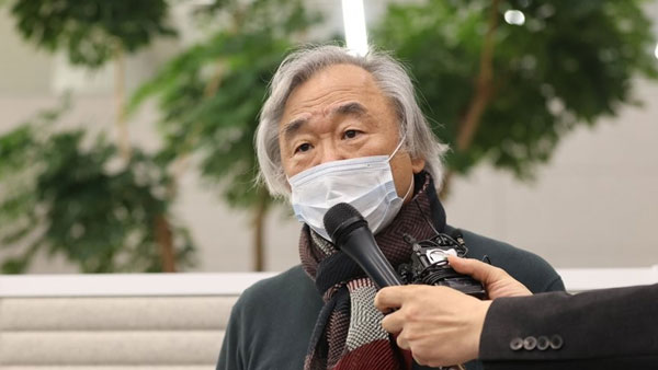 귀국한 백건우 "가정사로 떠들썩하게 해 죄송…윤정희 문제없다"
