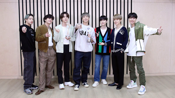 방탄소년단, 지난해 세계 음악 시장 앨범 판매 1·2위 휩쓸어