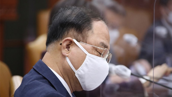 작년 실질GDP 역성장…홍남기 "상대적 선방"