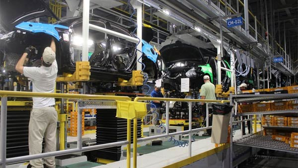 '반도체 부족' 잇따른 완성차 생산 중단…고객 '발 동동'