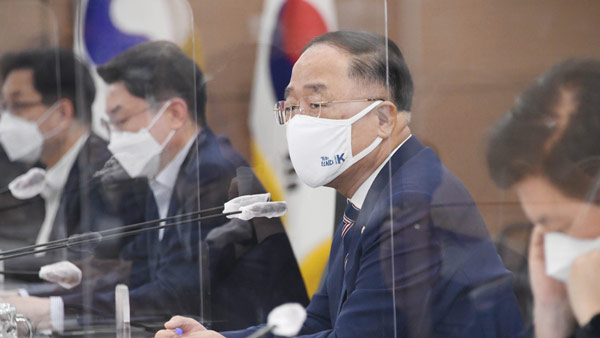 홍남기 "정부 추경 틀 견지하되 소상공인 피해지원 보강 검토"