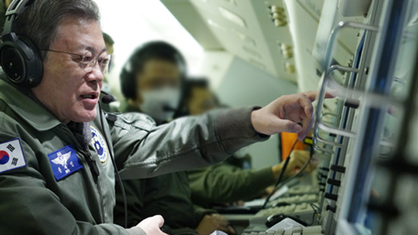 문 대통령, 신축년 첫 아침 피스아이 '초계비행' 지휘