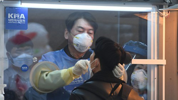 다시 한번 '의사 안철수'…서울시청 앞에서 검체채취