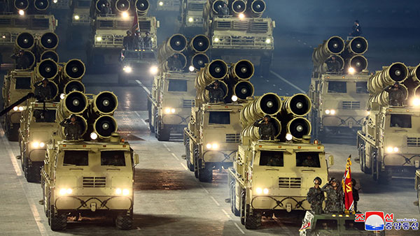 북한, 어제 저녁 열병식 개최 확인…김정은 참석
