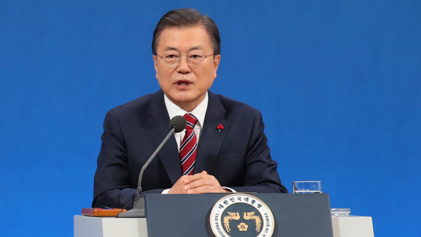 문 대통령 "백신 도입, 다른 나라보다 빨라…늦어도 11월 집단면역"