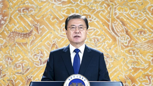 문 대통령 "위안부 문제, '피해자 중심 해결' 원칙 확고히 지킬 것"