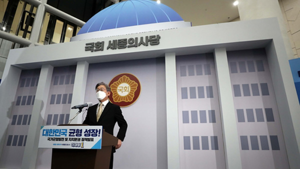 세종 찾은 이재명 "언젠가 청와대도 옮겨야…지방분권 추진속도 다를 것"