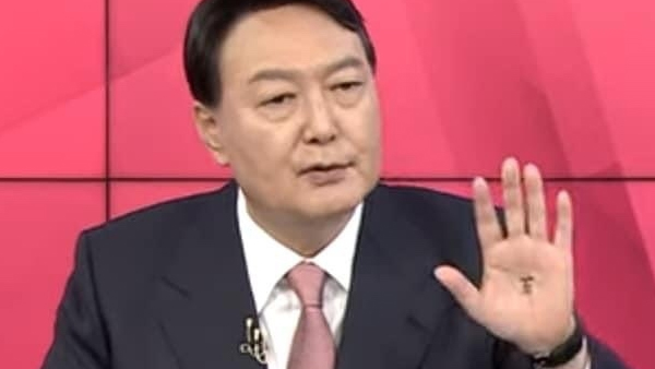 윤석열 손바닥 '왕'자에 홍준표·유승민 "주술 대선" "최순실과 뭐가 다른가"