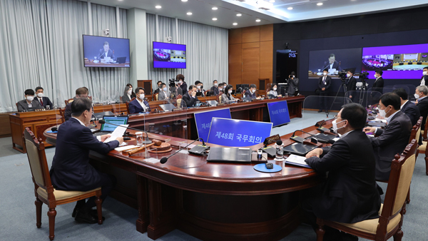 '유류세 인하' 국무회의 의결‥文 "주유소에서 바로 효과 보도록"
