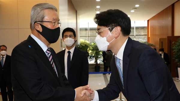 김종인 의원 행사 찾아 "국민의힘 뭐가 돌아가는지 모르는 상황"